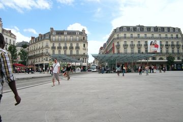 Historisches Stadtzentrum von Angers (Frankreich) mit Glasdächern der Straßenbahnhaltestelle 