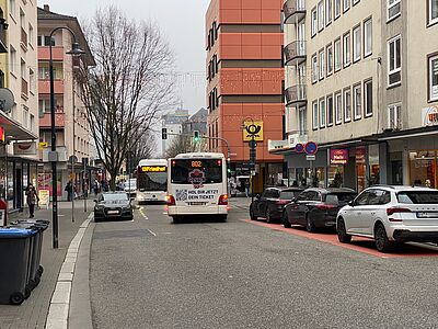 Zwei Linienbusse können sich in der Schulstraße wegen der falsch positionierten Ladezone nicht begegnen. 
