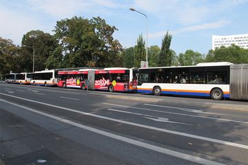 4 Stadtbusse an der Haltestelle Wiesbaden Hauptbahnhof