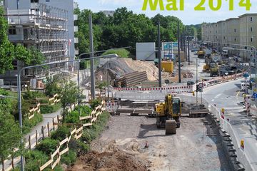 Straßenbahnbau in der Stresemannallee: Setzen von Oberleitungsmasten im Mai 2014