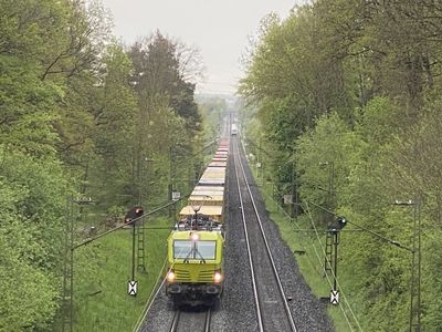 Züge auf der Main-Weser-Bahn zwischen Gießen und Linden