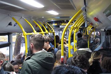 Voller Bus mit vielen stehenden Fahrgästen auf der Linie 14 in Wiesbaden
