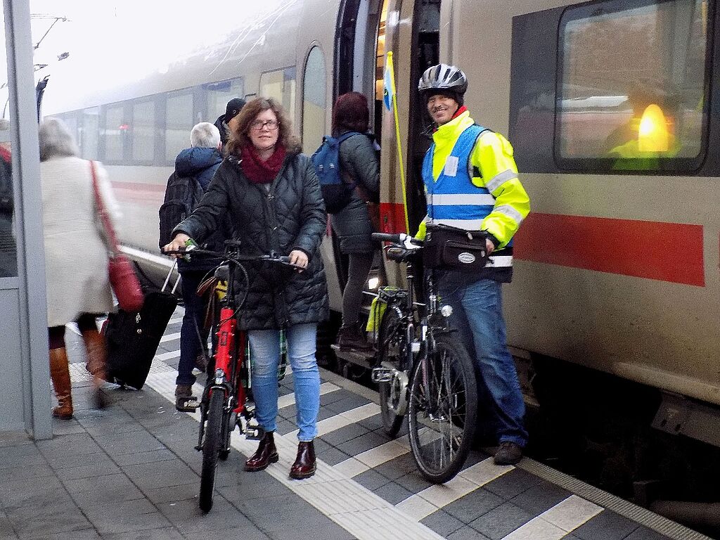 Bild von zwei Mitgliedern des VCD-Marburg-Biedenkopf mit Fahrrädern vor einem Zug