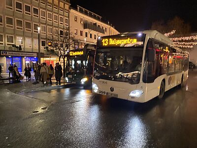 Die Busse der Linien 3 und 12 an der Bushaltestelle Markplatz.