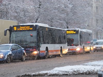 Zwei Busse der Linie 18 hintereinander auf der Dotzheimer Straße