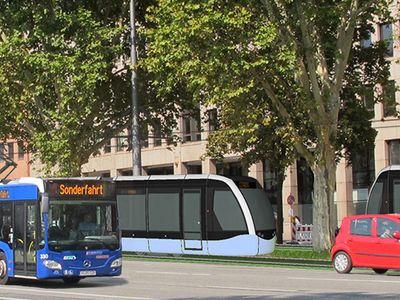 Bus und Straßenbahn auf einer Fotomontage des VCD Wiesbaden