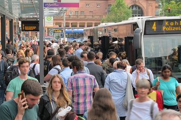 Menschenmenge an Bushaltestelle Wiesbaden Hauptbahnhof Richtung Innenstadt
