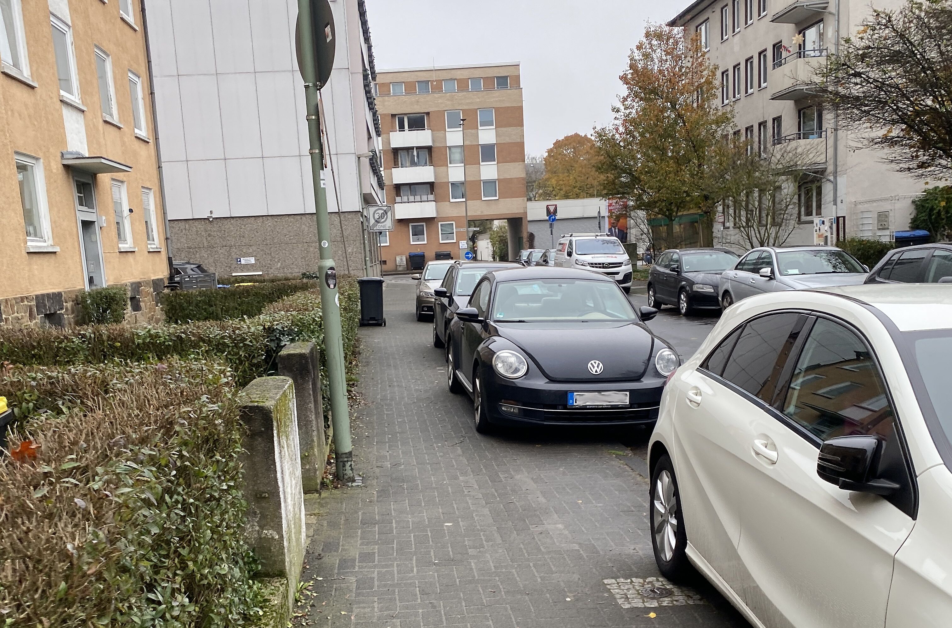 Falschparkende Autos auf dem Gehweg im Schwarzlachweg in Gießen.