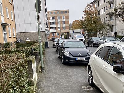 Falschparkende Autos auf dem Gehweg im Schwarzlachweg in Gießen.