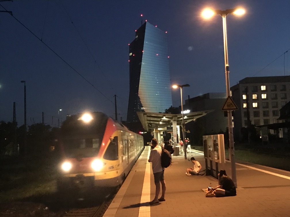 Zug der hessischen Landesbahn im Bahnhof Frankfurt Ost mit der Europäischen Zentralbank im Hintergrund