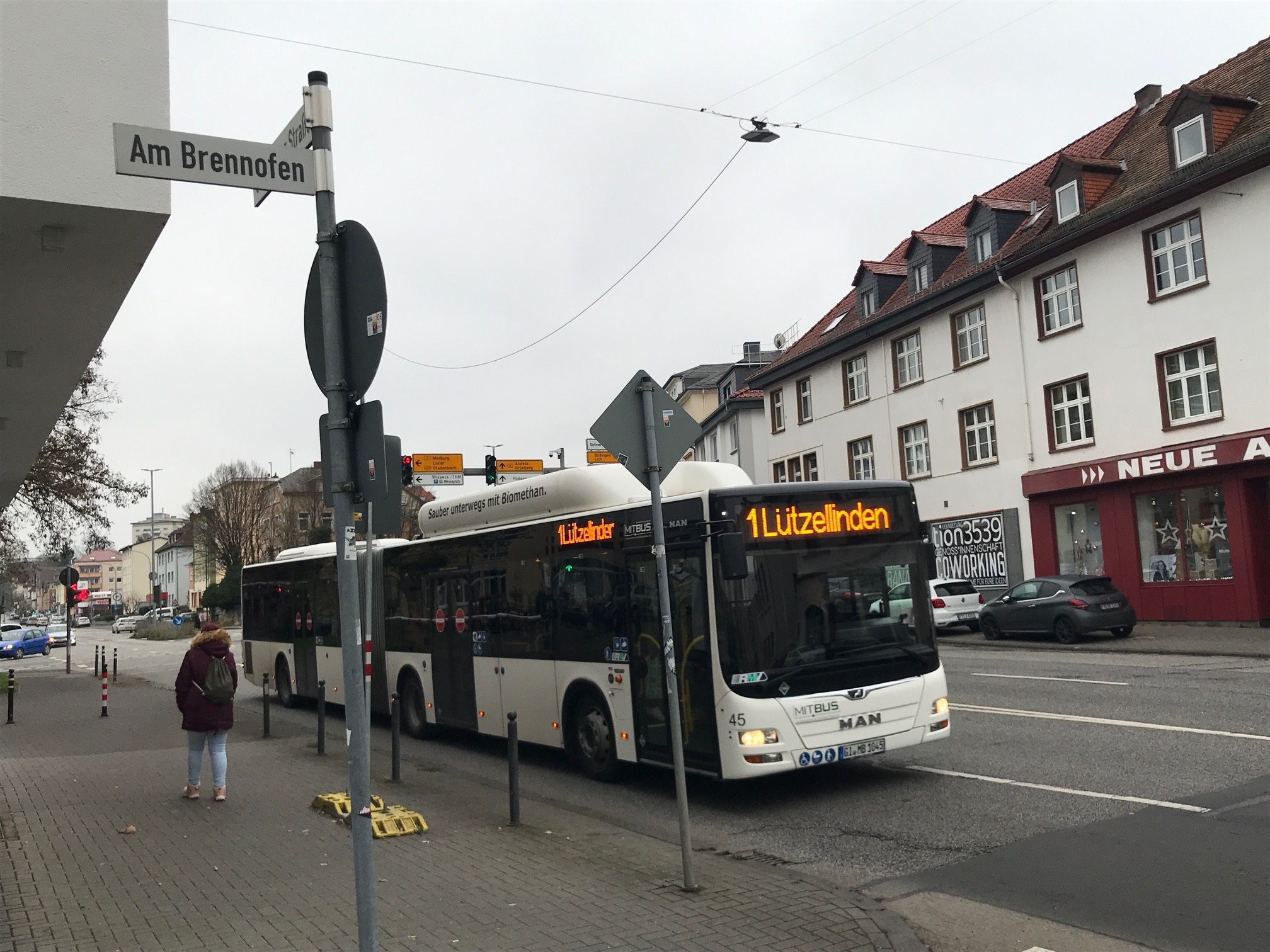 Bus der Linie 1 auf der Grünberger Straße in Höhe der Straße Am Brennofen.