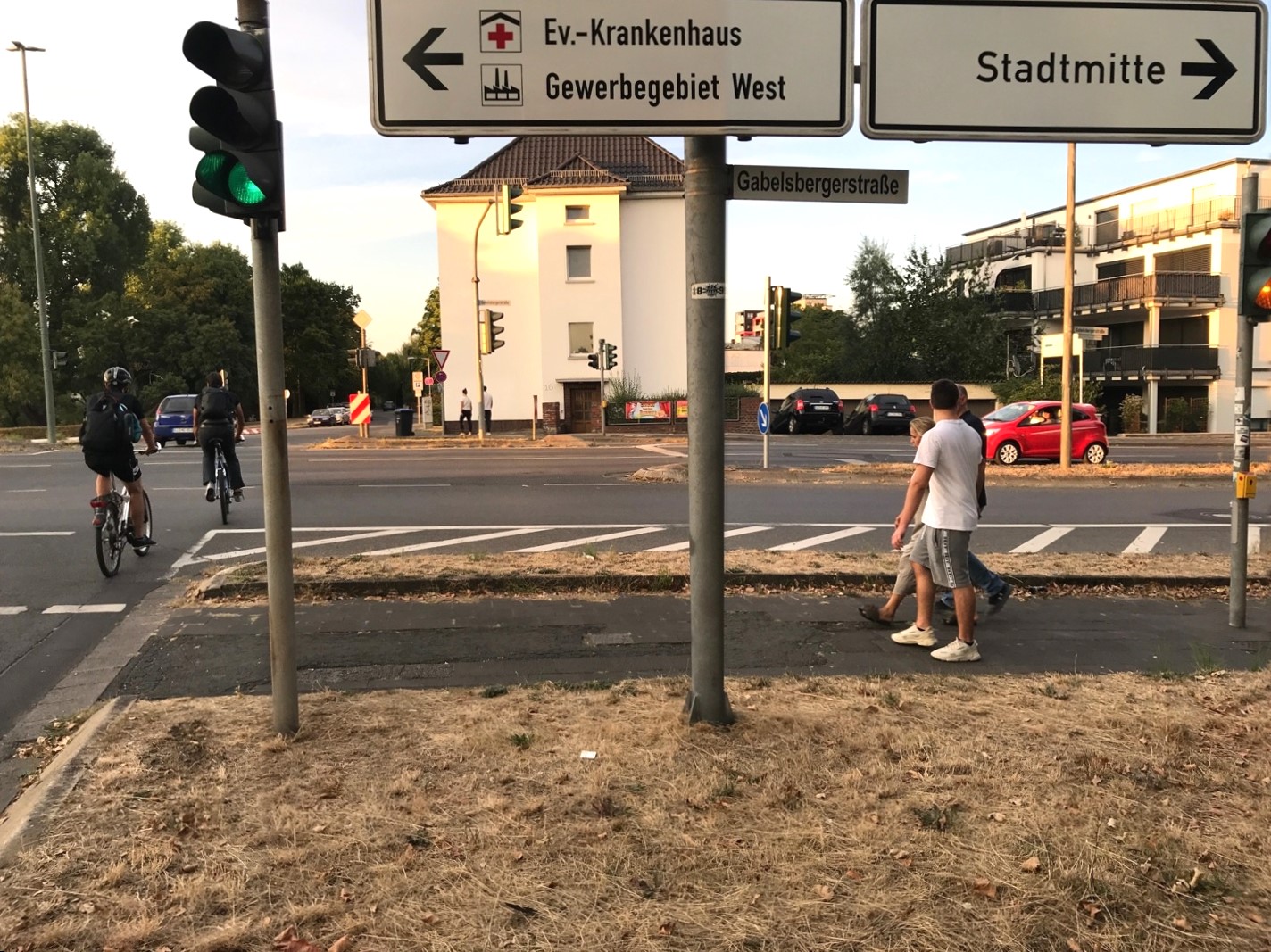 Foto der Gabelsberger Straße in Höhe Lahnstraße, wo eine Fußgängerquerung fehlt.