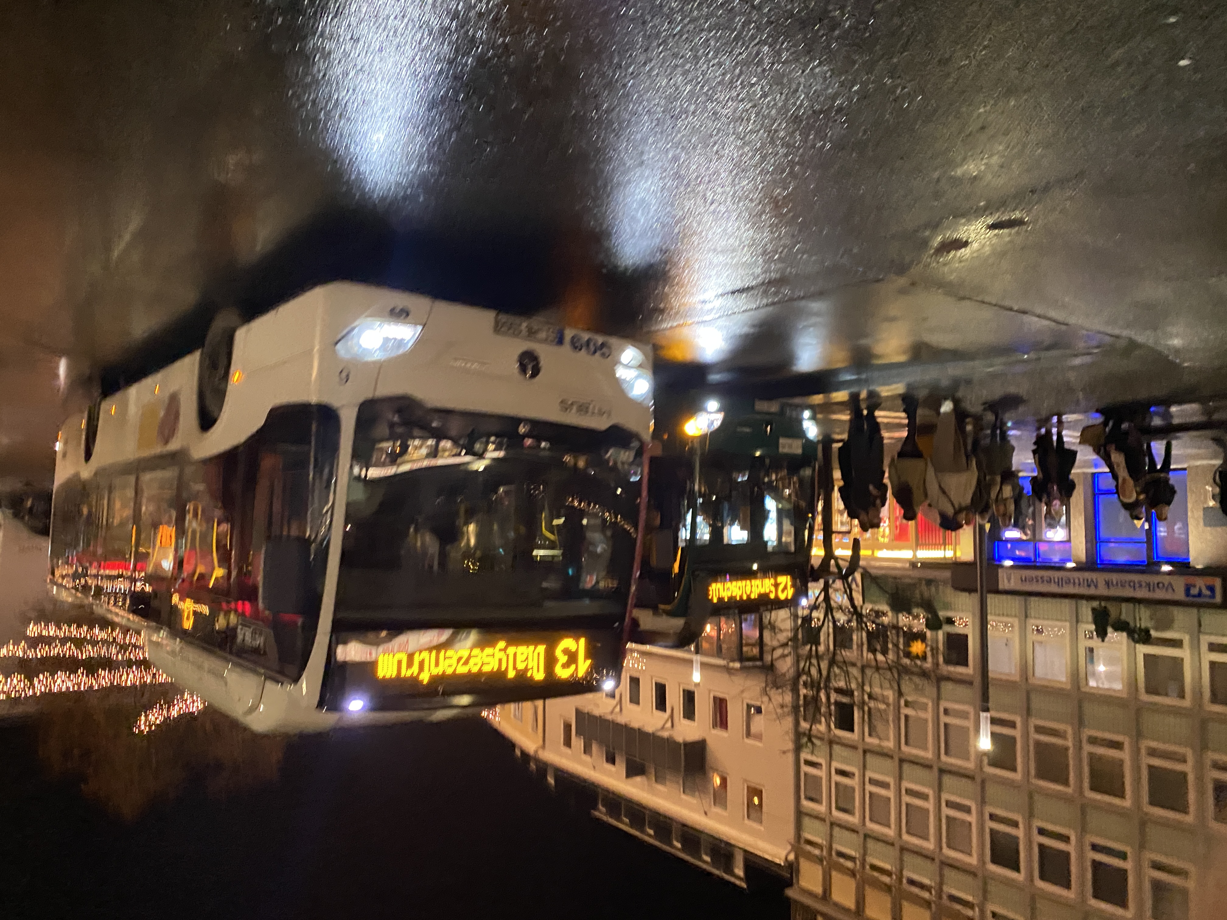 Die Busse der Linien 3 und 12 an der Bushaltestelle Markplatz.