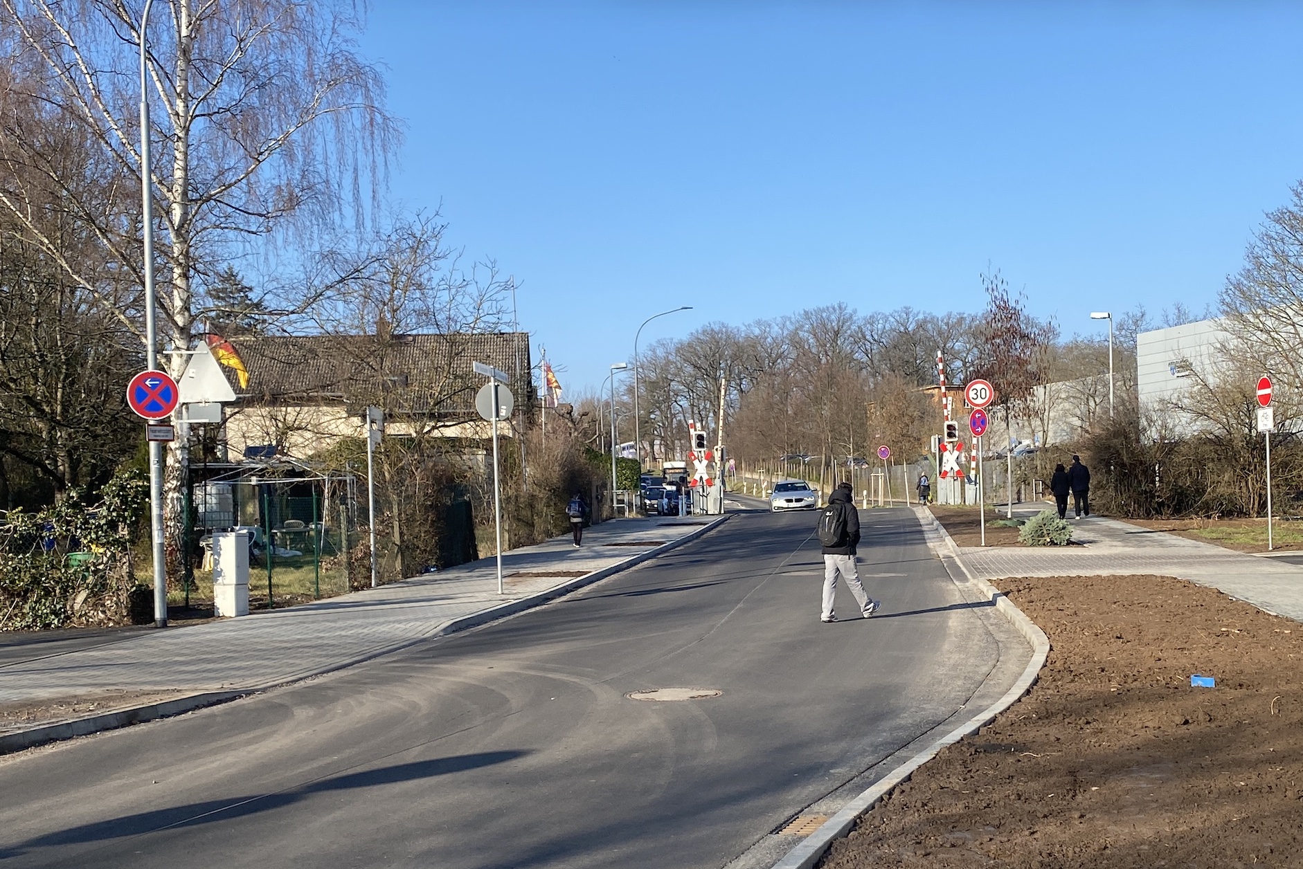 Eine Person quert diagonal an der Einmündung Danziger Straße