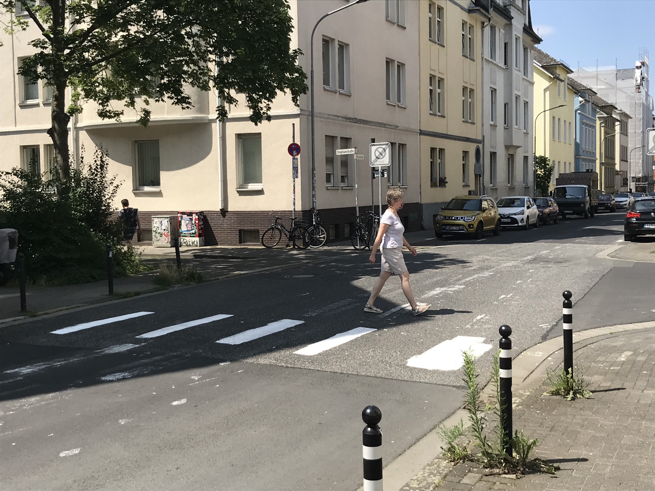 Das Foto zeigt einen illegal mit weißer Farbe aufgemalten Zebrastreifen über die Gnauthstraße an der Ecke Stephanstraße