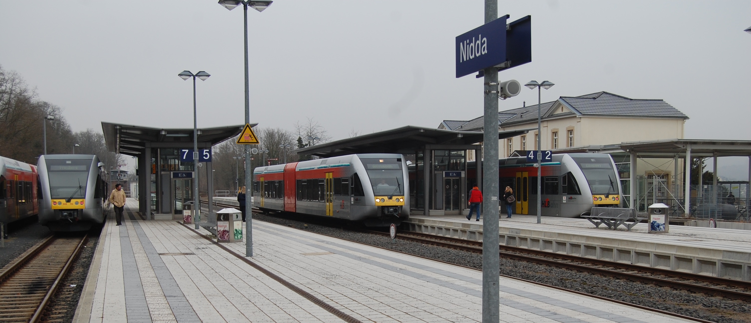 HLB- Trriebwagen am Bahnhof in Nidda