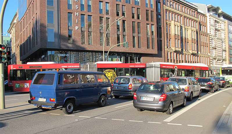 25 Meter langer Doppelgelenkbus im Stau